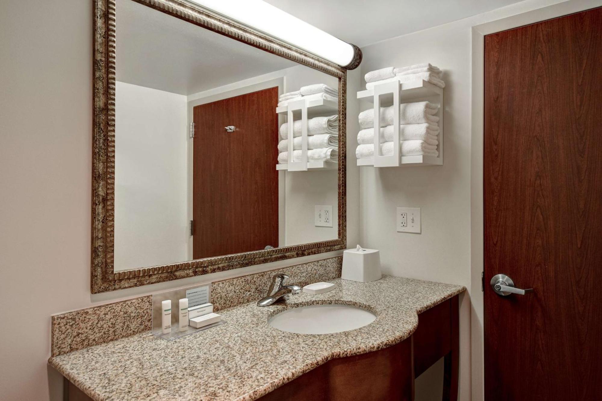 Hampton Inn & Suites Alexandria Old Town Area South Экстерьер фото