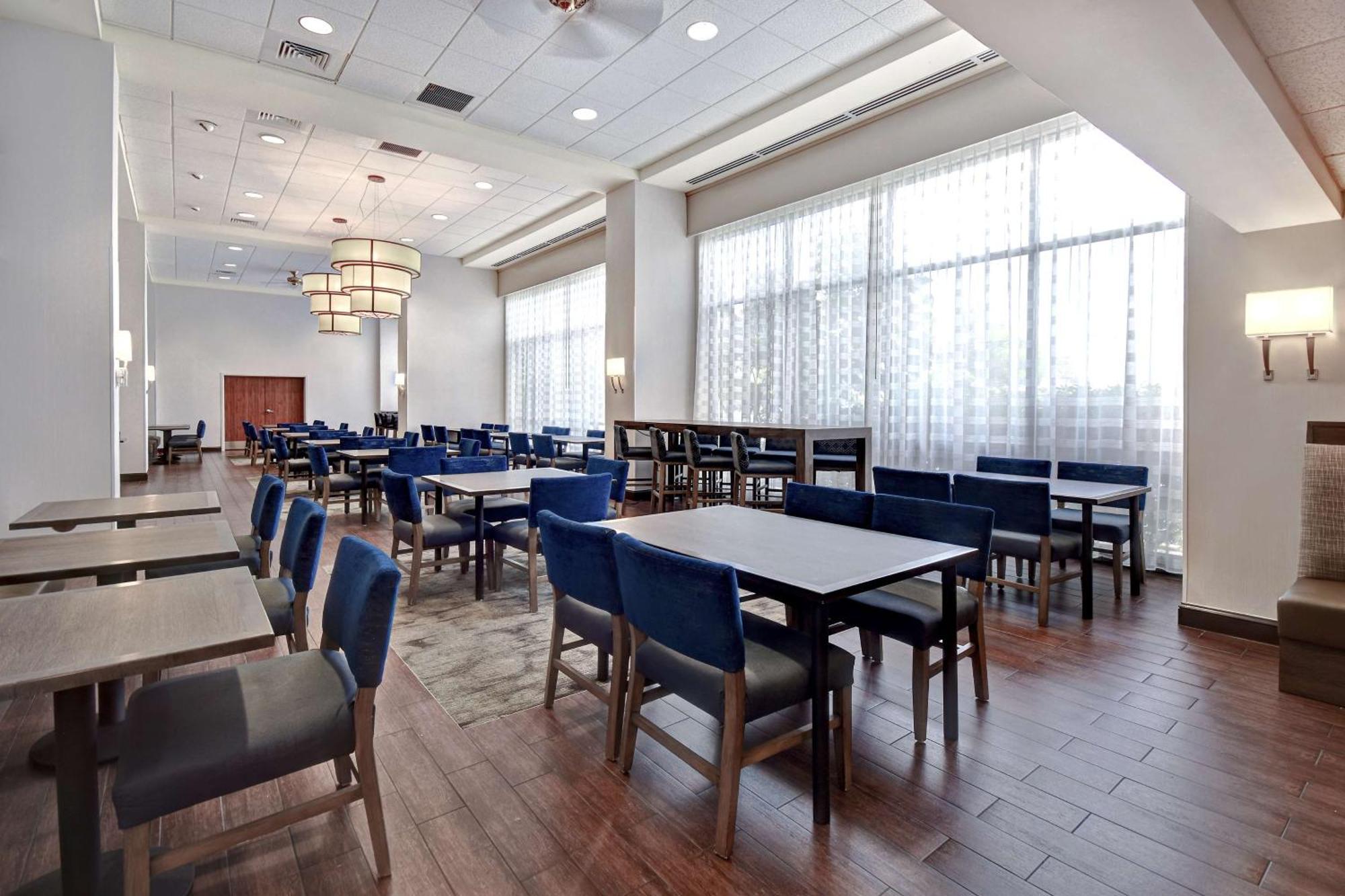 Hampton Inn & Suites Alexandria Old Town Area South Экстерьер фото