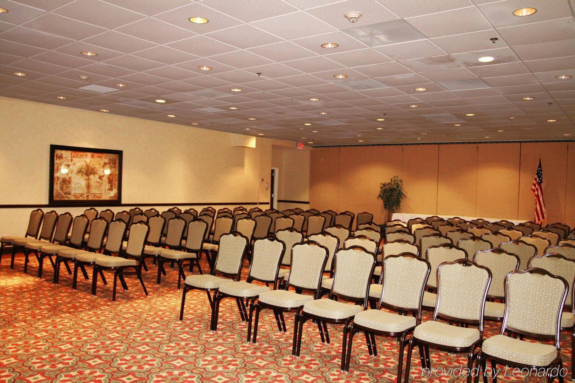 Hampton Inn & Suites Alexandria Old Town Area South Бизнес фото